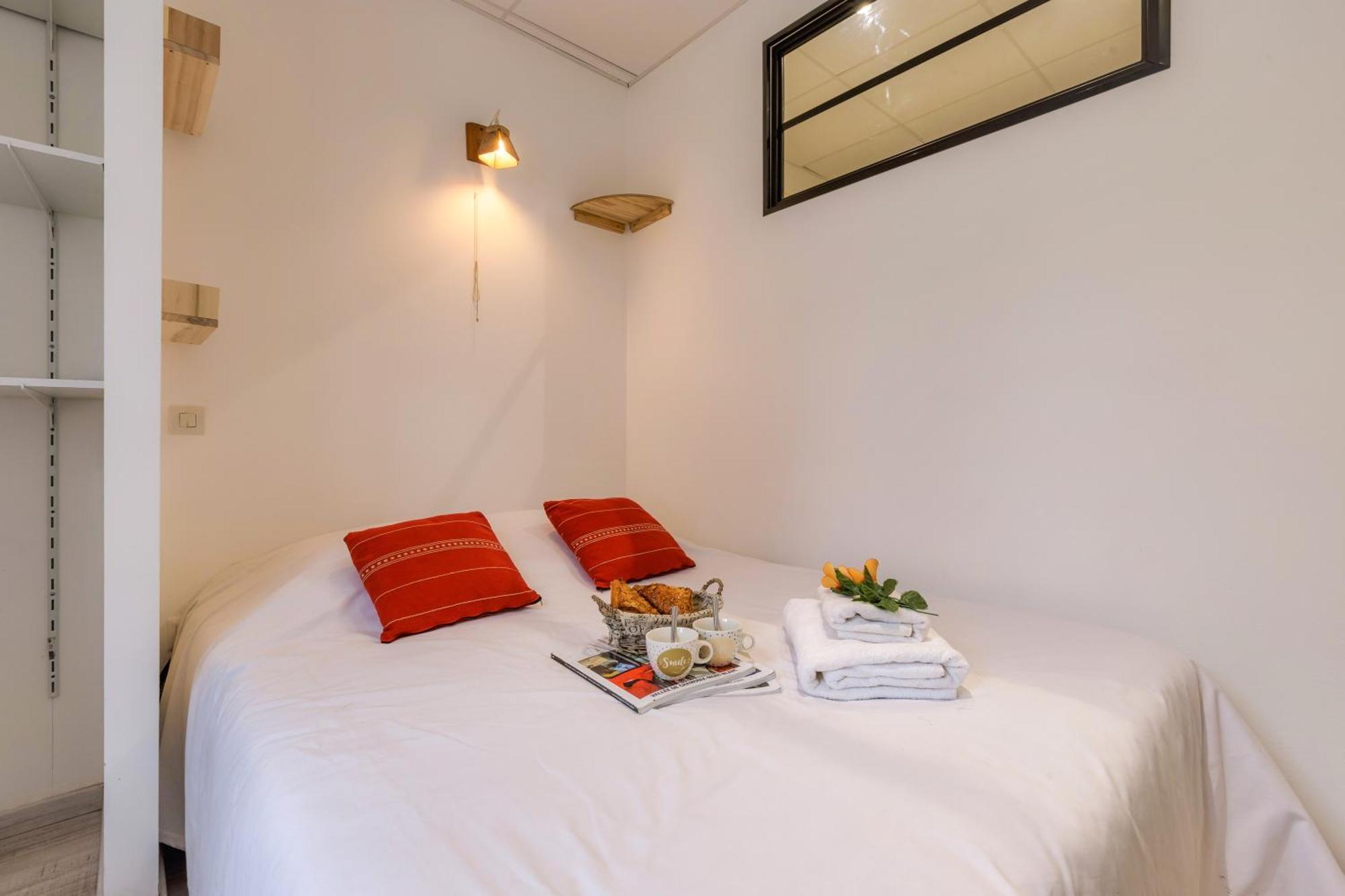 La Maisonnee De Julie - Happy