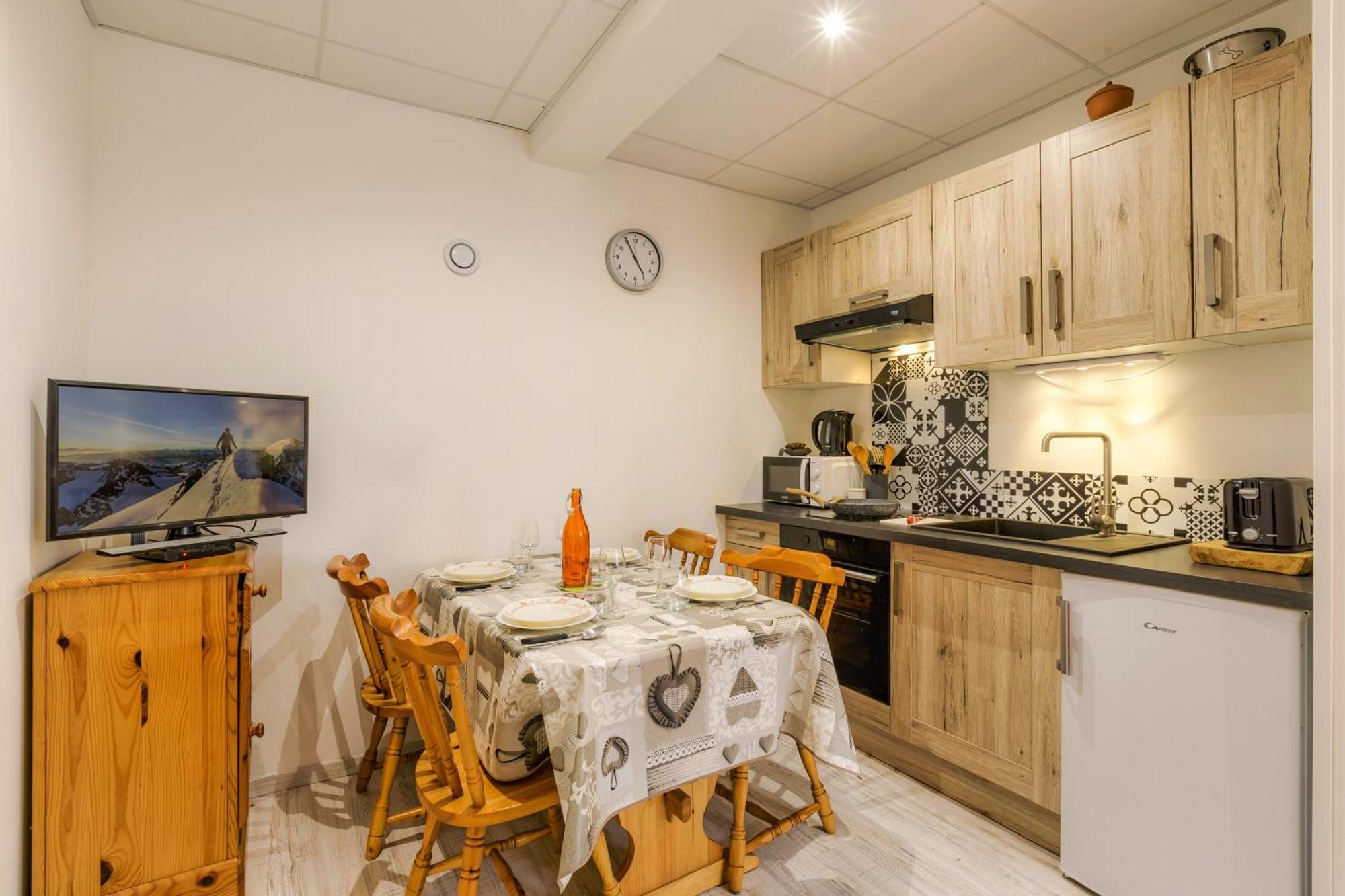 La Maisonnee De Julie - Happy