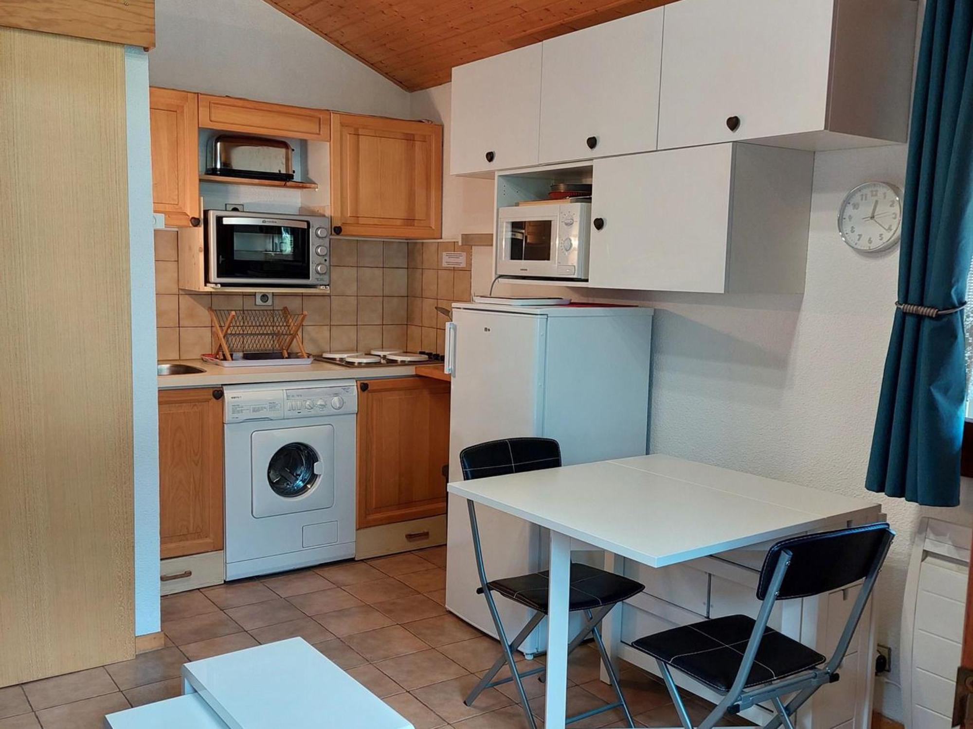 2 Pieces Renove Avec Balcon, Wifi Et Parking, Proche Centre Et Commerces - Fr-1-517-66 Apartment