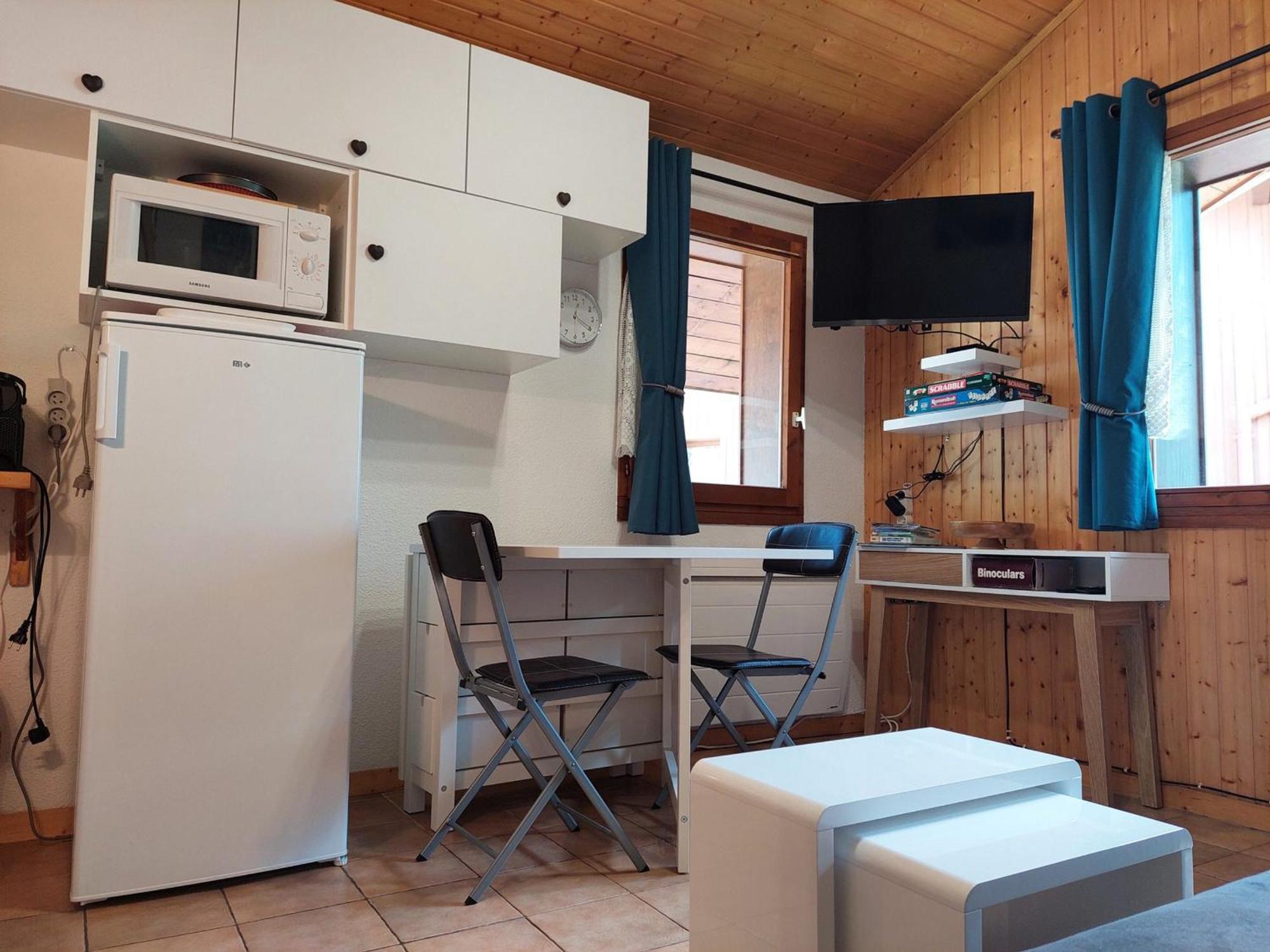 Apartment 2 Pieces Renove Avec Balcon, Wifi Et Parking, Proche Centre Et Commerces - Fr-1-517-66 *