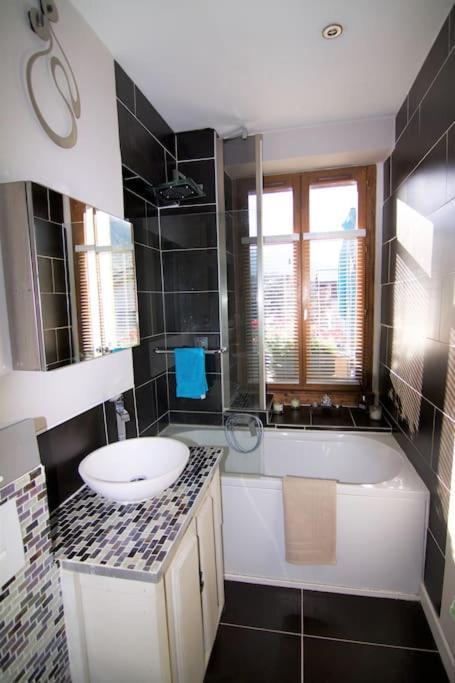 Heart Of Lovely And Cosy 2 Bedrooms, Terrace, Parking Apartment