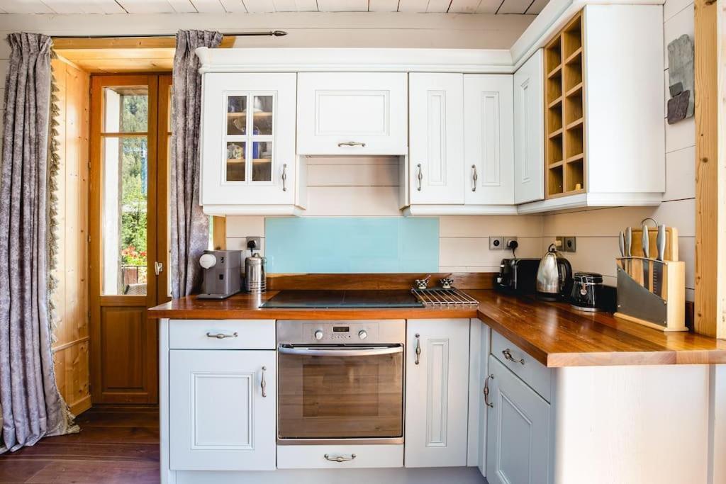 Heart Of Lovely And Cosy 2 Bedrooms, Terrace, Parking Apartment *