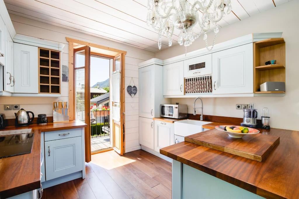 Apartment Heart Of Lovely And Cosy 2 Bedrooms, Terrace, Parking