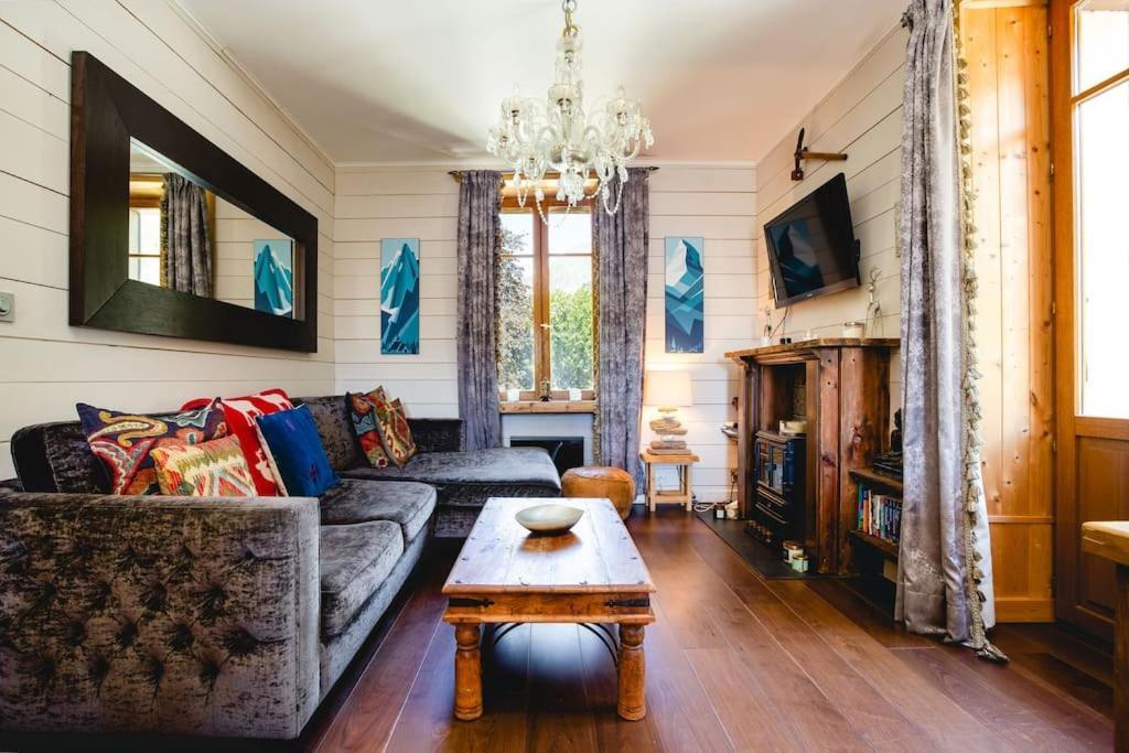 Heart Of Lovely And Cosy 2 Bedrooms, Terrace, Parking Apartment