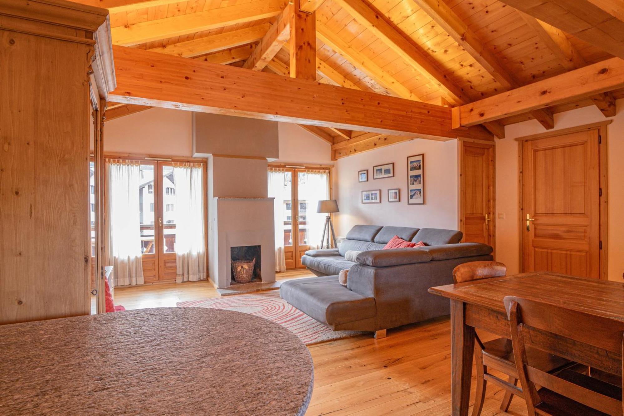 Capucin - A 3 Bedroom Mountain Loft Apartment Chamonix