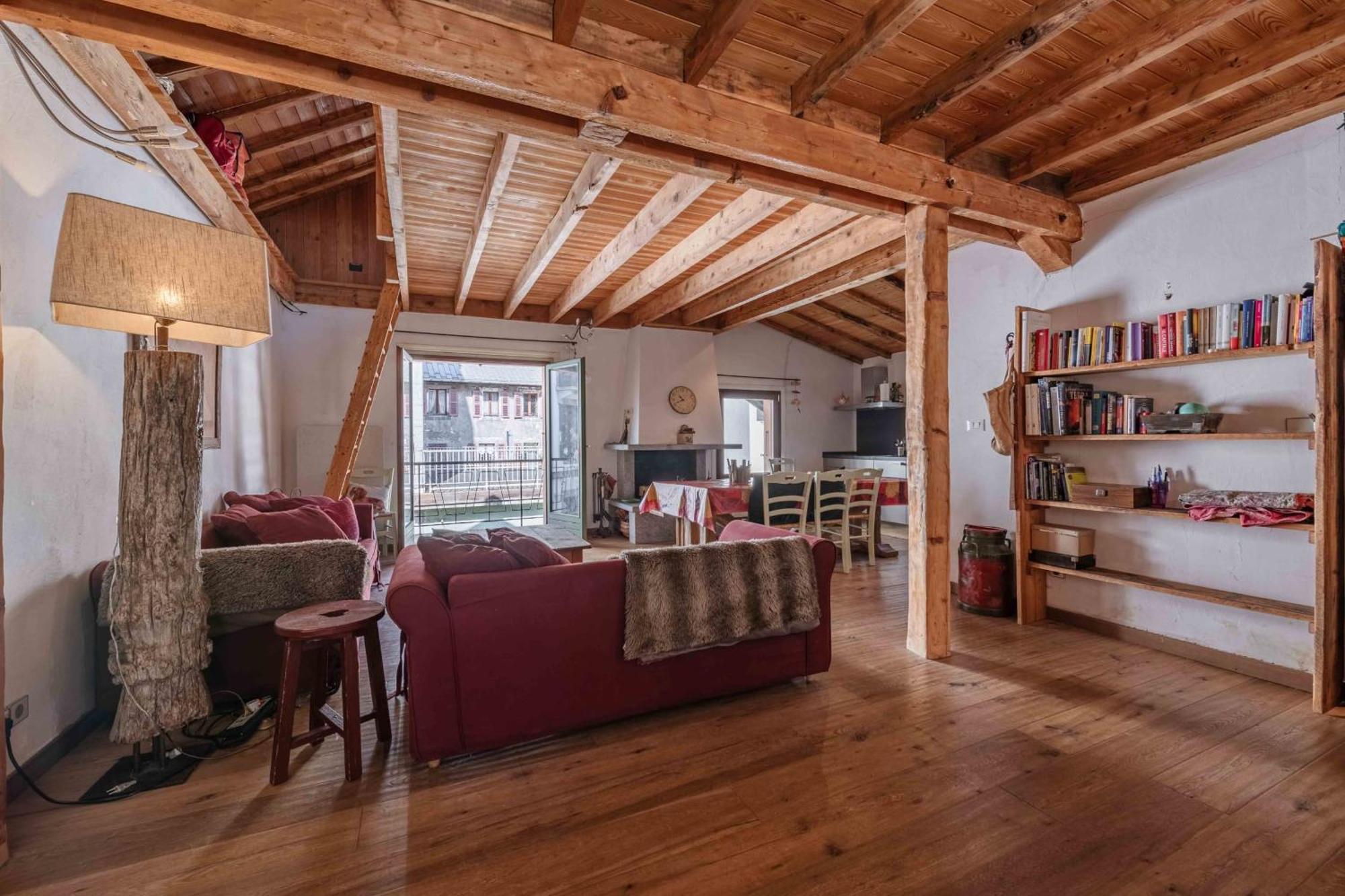 Spacious Loft On Pedestrian Street With Views *