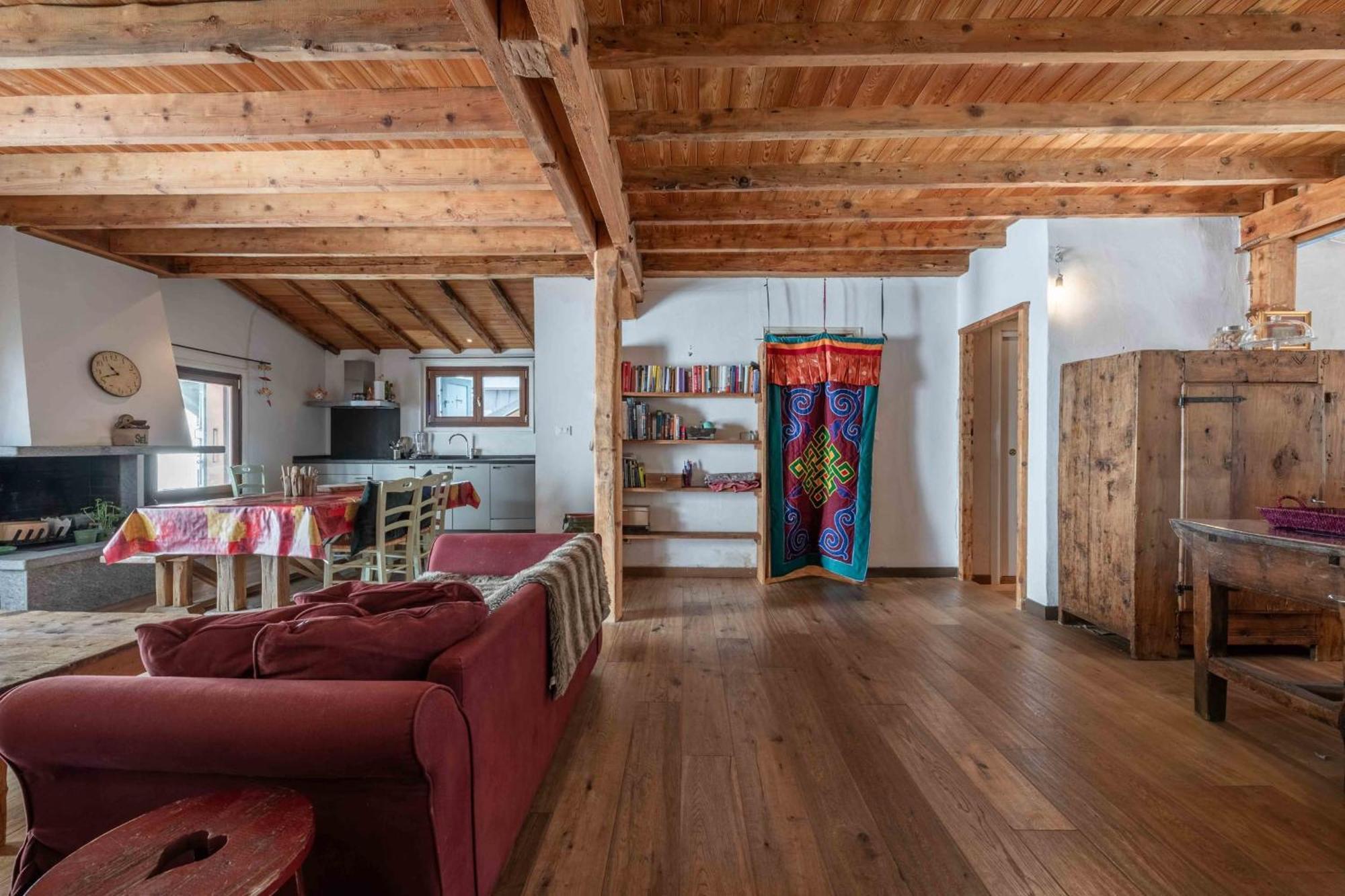 Spacious Loft On Pedestrian Street With Views Apartment