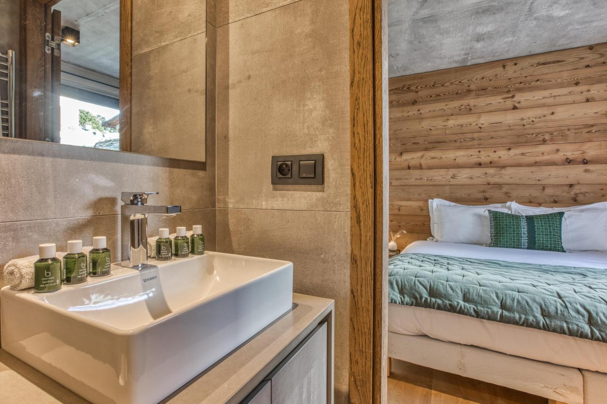 Rytola, Modern & In Chalet