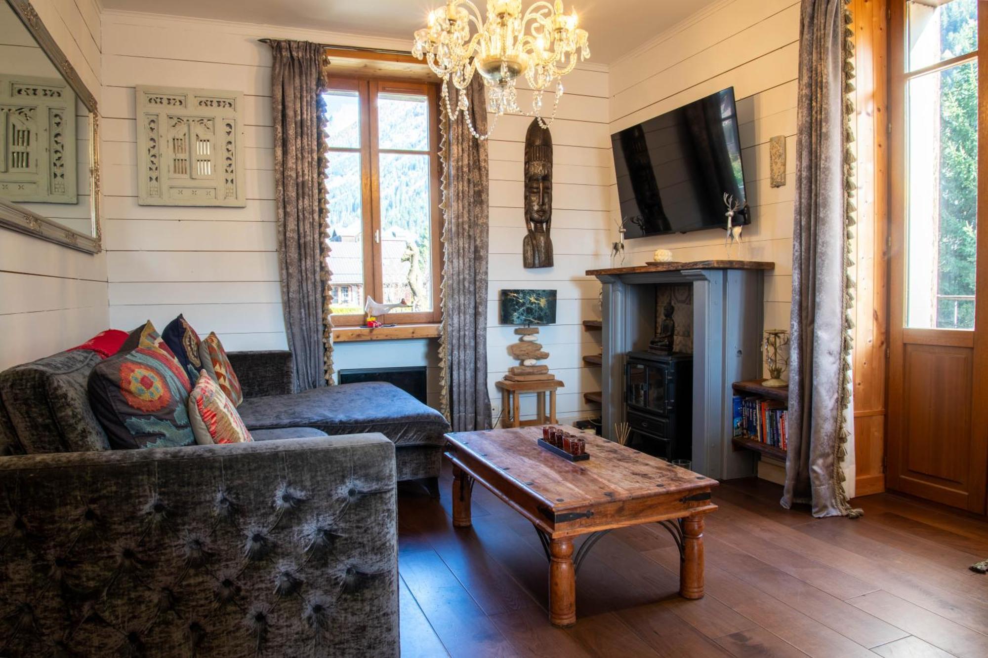 Heart Of Lovely And Cosy 2 Bedrooms, Terrace, Parking Apartment *