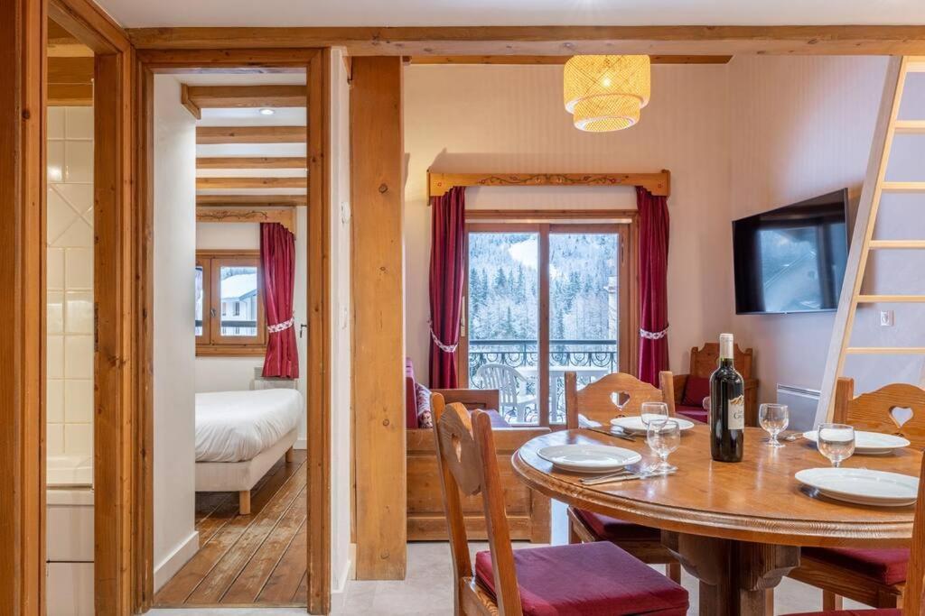 Apartment Le Cristal - Close To The Slopes & Free Parking - By Cozee Chamonix