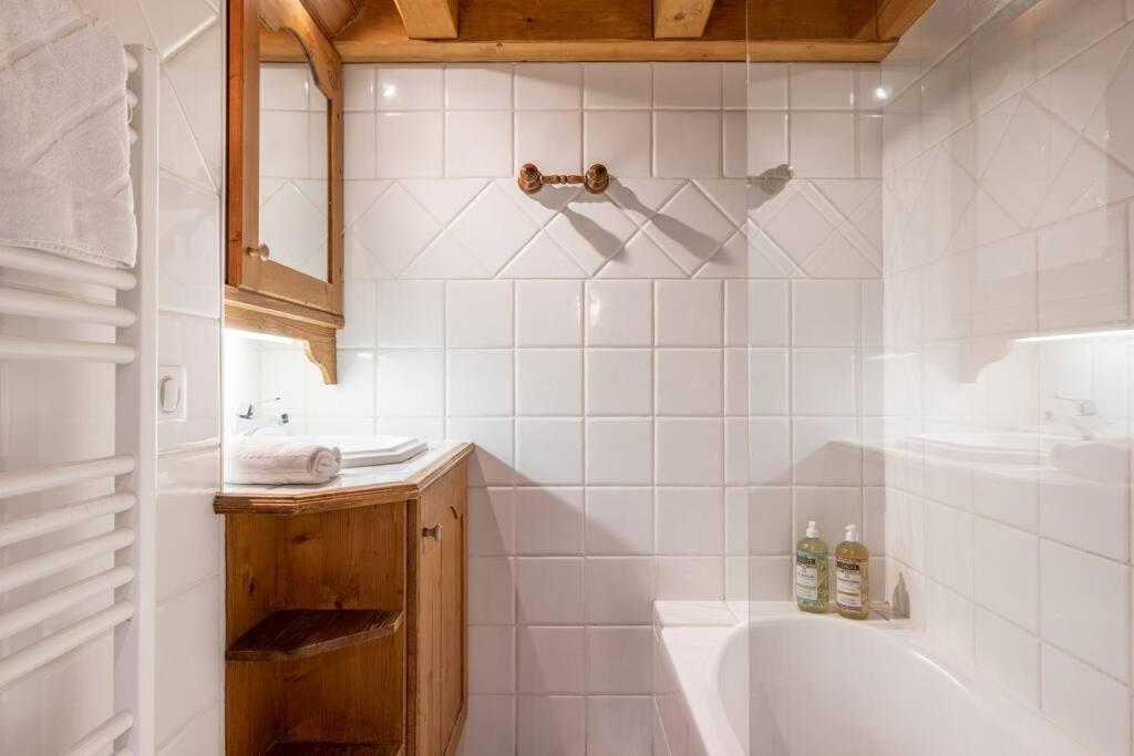 Apartment Le Cristal - Close To The Slopes & Free Parking - By Cozee Chamonix