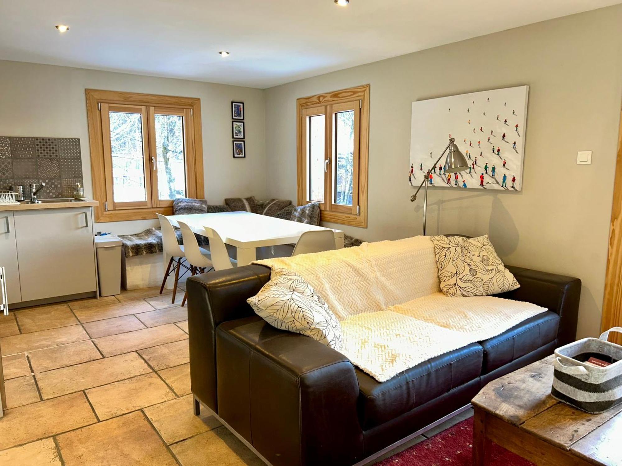 3 Bedrooms, Whole Floor, New Kitchen, Town Centre Apartment