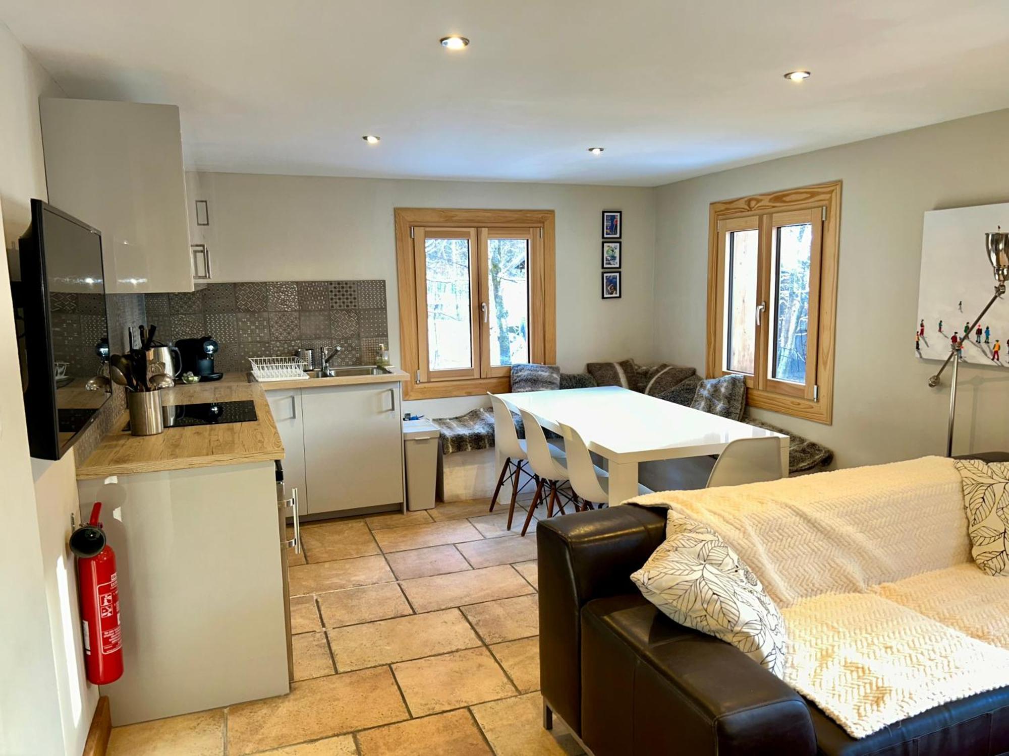 3 Bedrooms, Whole Floor, New Kitchen, Town Centre *