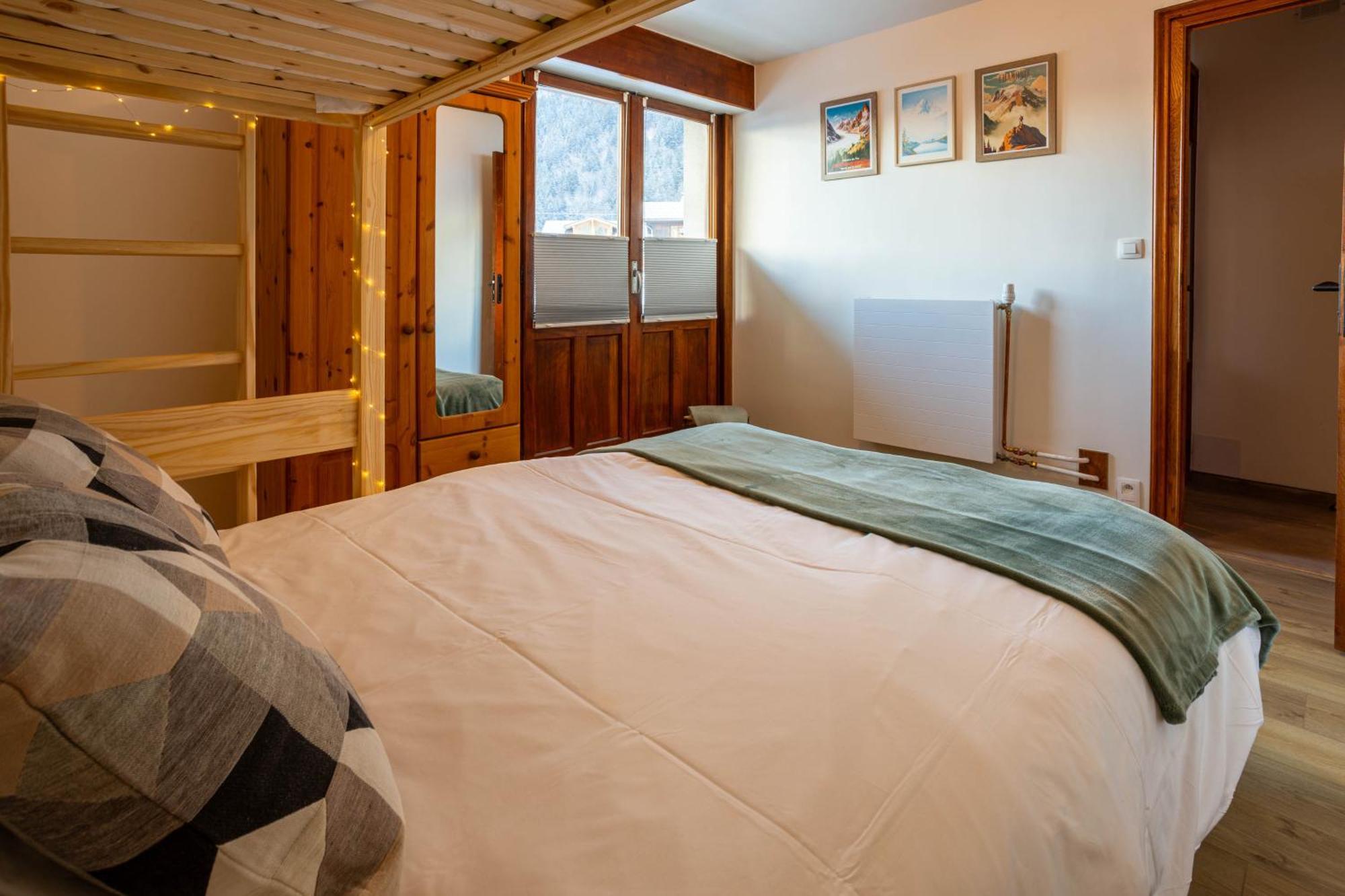 Les Trois Balcons - Year *
