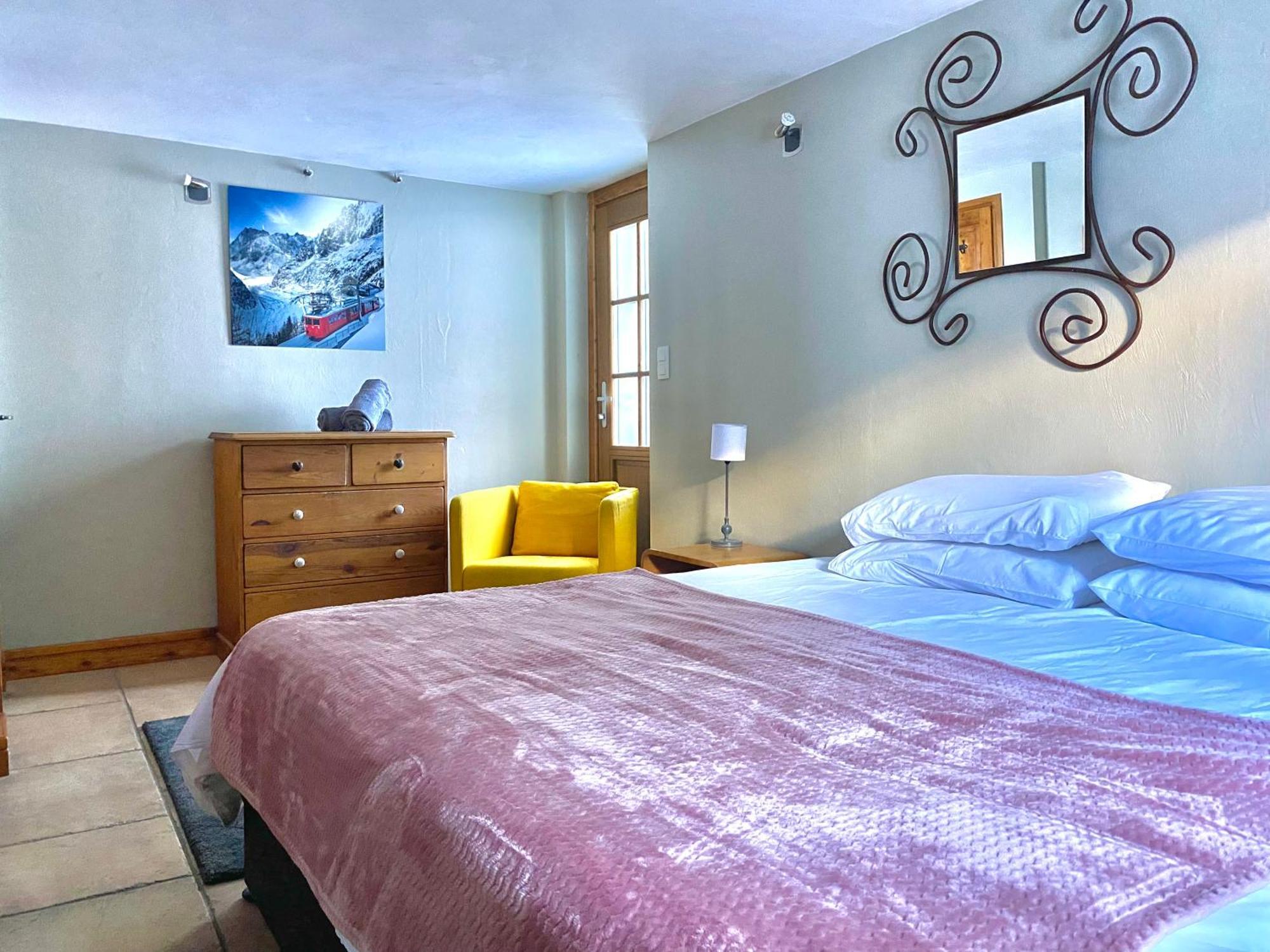 4 Bedroom, 4 Bathroom, Hot Tub, Centre