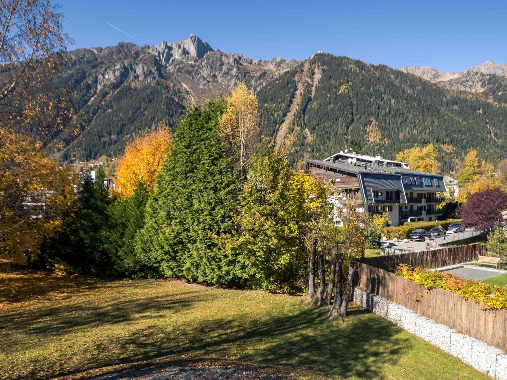 Apartment De 115m² Avec Terrasse Et Cheminee A Chamonix-mont-blanc, Proche Centre Et Telepherique - Fr-1-343-178 *