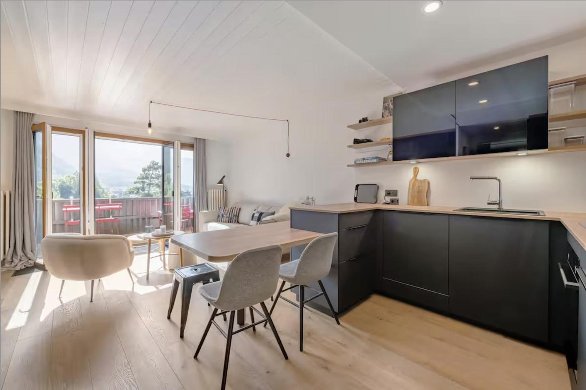 Center & Unique Mountain View Apartment