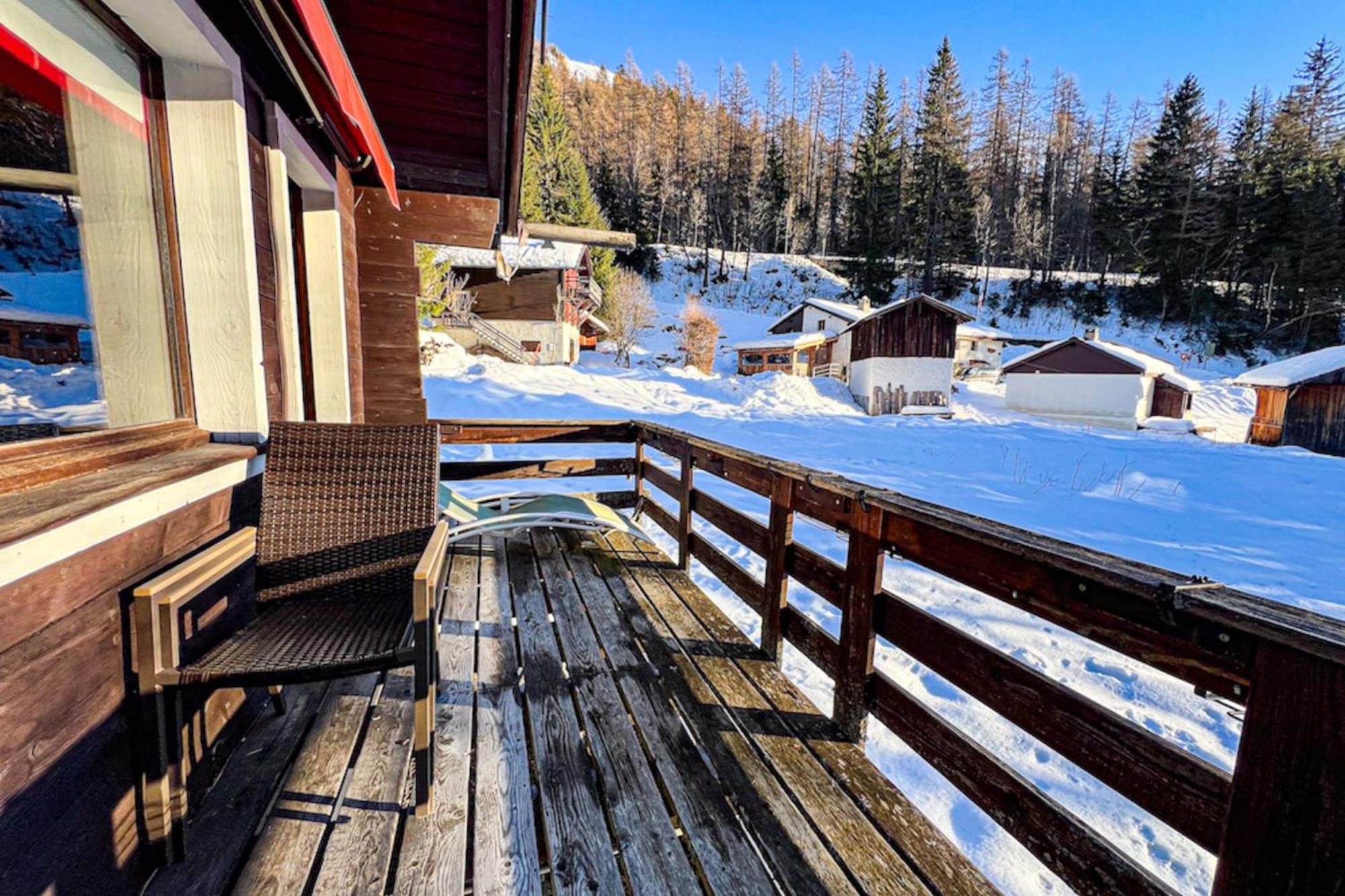 Snowflake With Garden Chalet