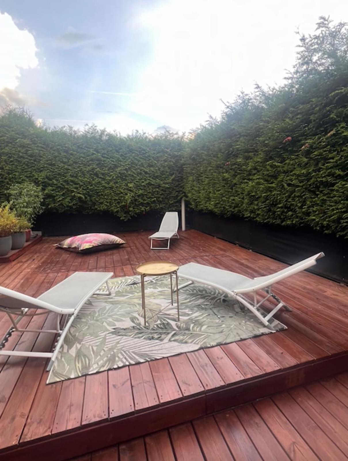 With Garden Close To The Slopes *