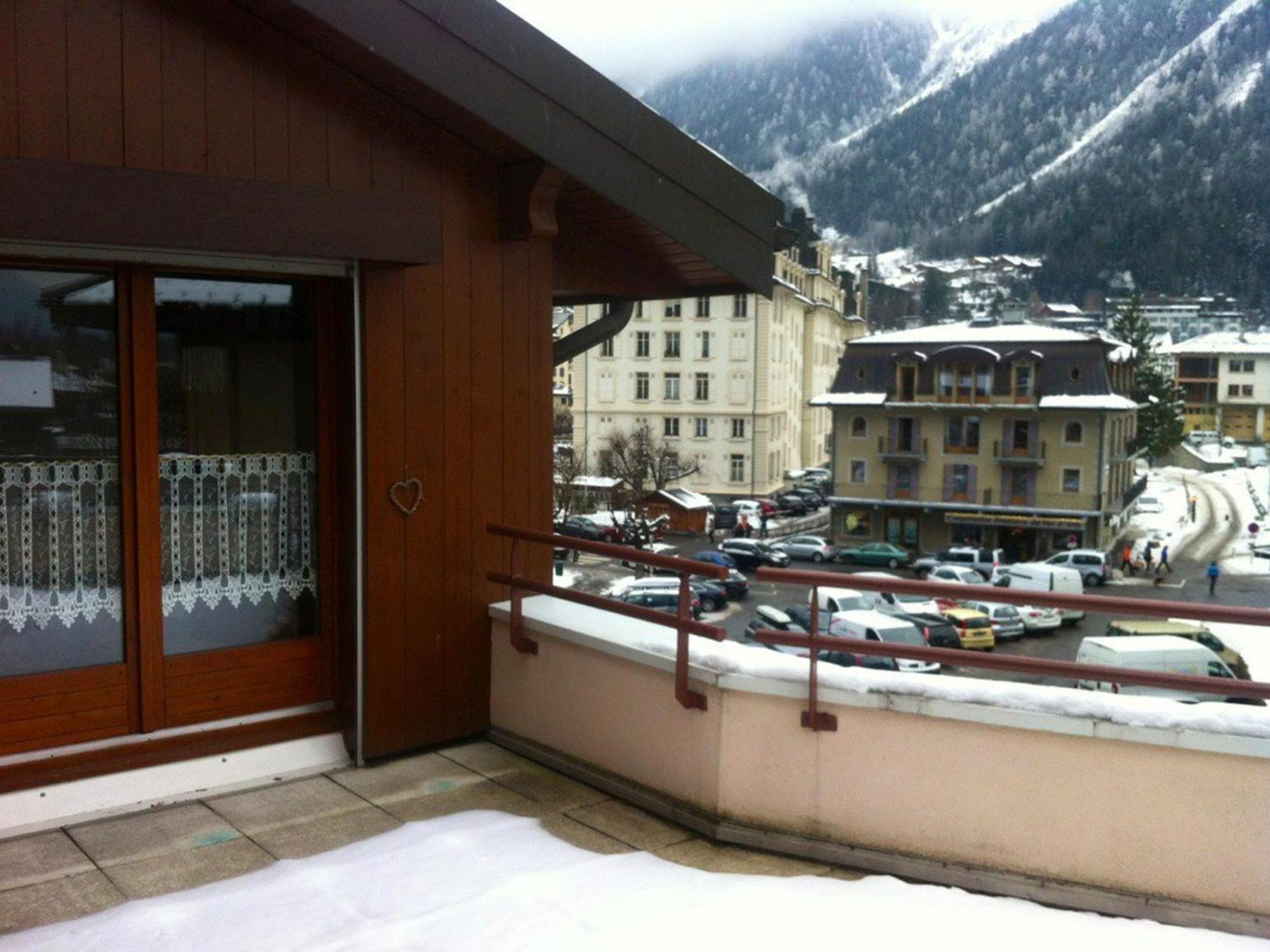 2 Pieces Au Centre Avec Terrasse Et Garage A - Fr-1-517-41 *