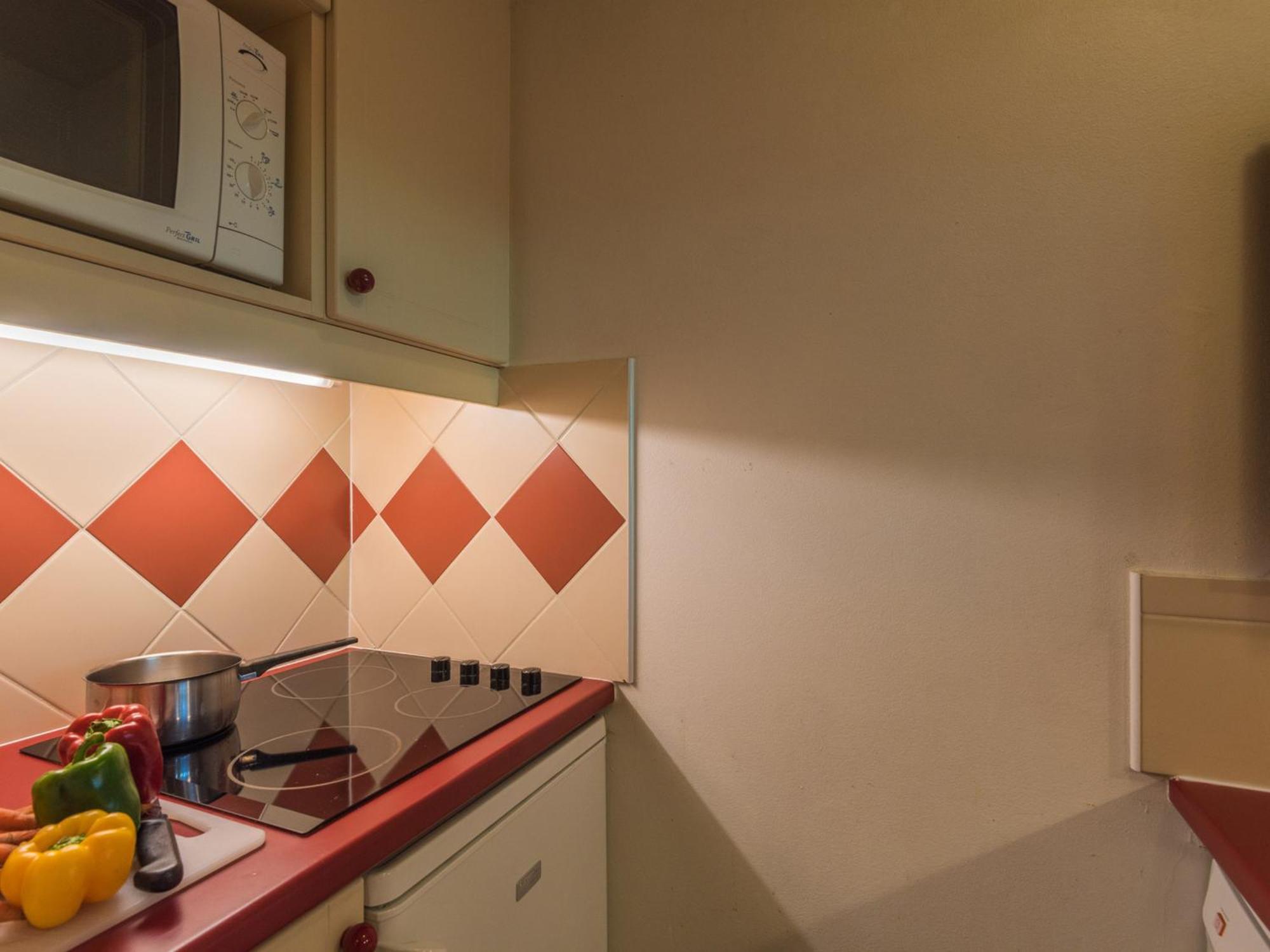 2 Pieces Avec Parking Pres Gare Routiere Et Remonte-pentes, Chamonix-mont-blanc - Fr-1-517-13 Apartment