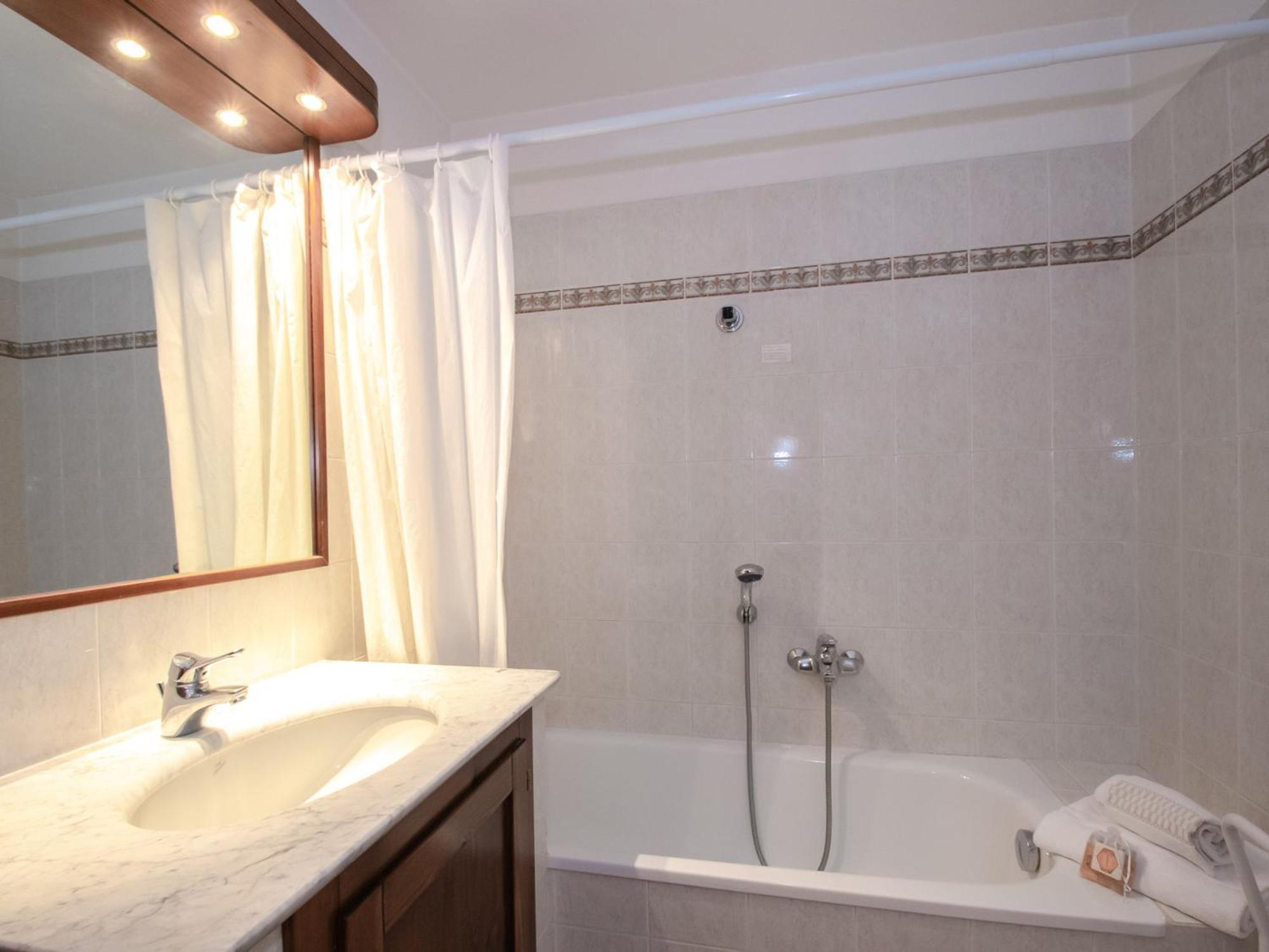 Bel Avec Balcon Et Parking A - Fr-1-343-236 * Chamonix