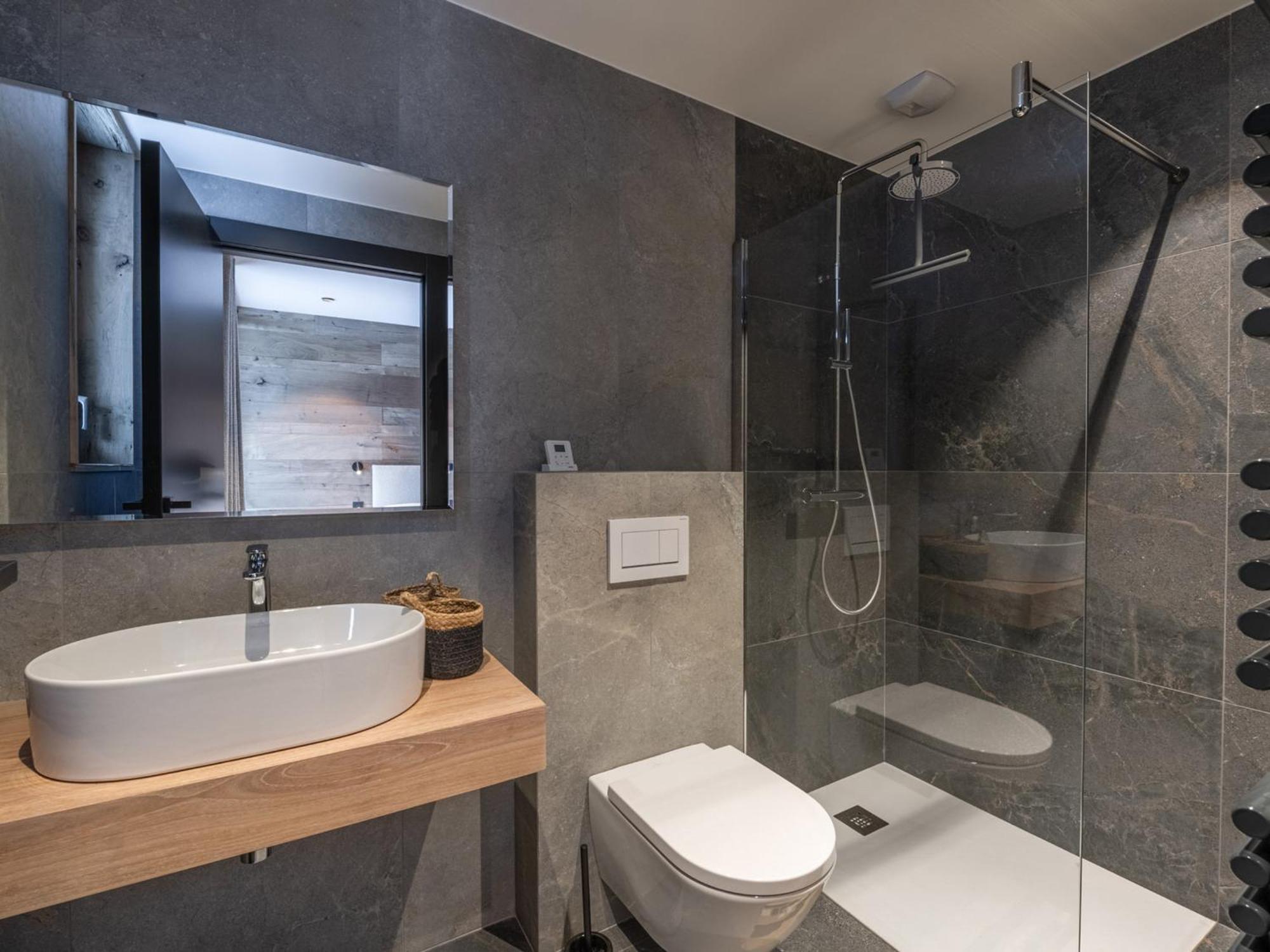 De Luxe Avec Piscine Interieure Et Sauna, Proche - Fr-1-343-261