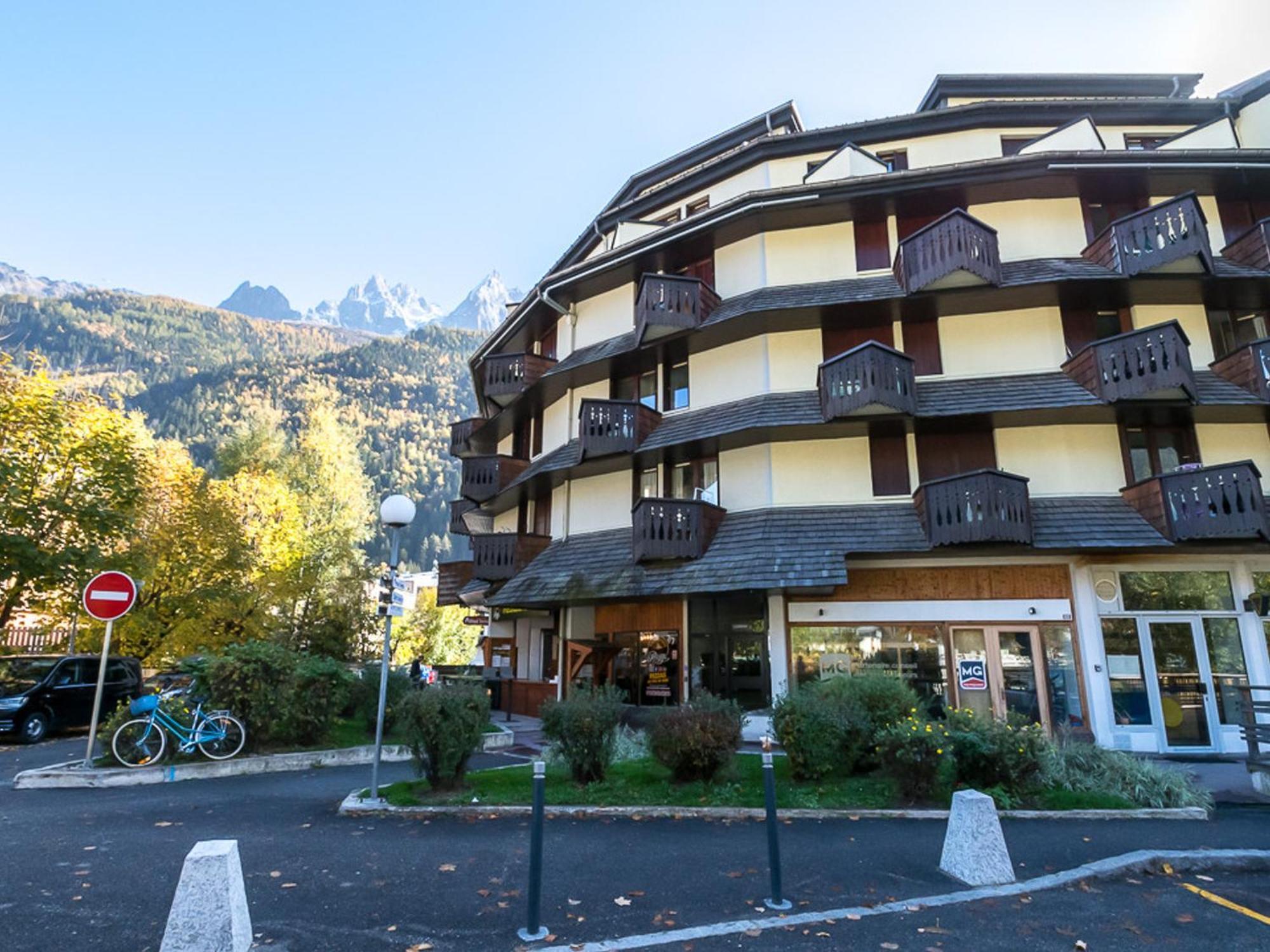 Joli Renove Avec Balcon Proche Zone Pietonne - Fr-1-343-164