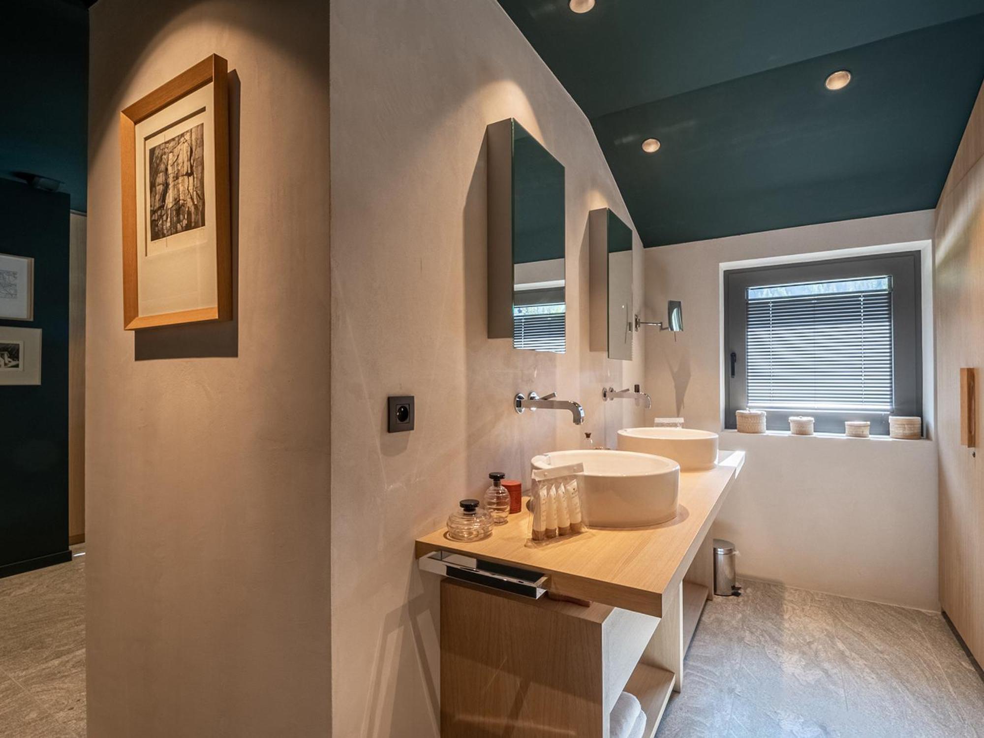 Contemporain Avec Sauna, Cheminee, Et Grand Jardin - Fr-1-343-243
