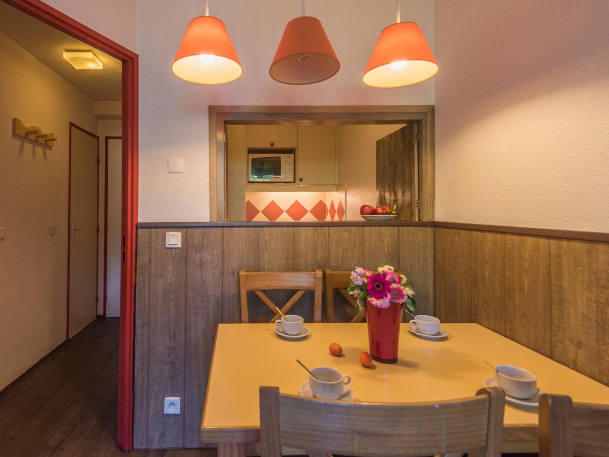 2 Pieces Avec Parking Pres Gare Routiere Et Remonte-pentes, Chamonix-mont-blanc - Fr-1-517-13 Apartment