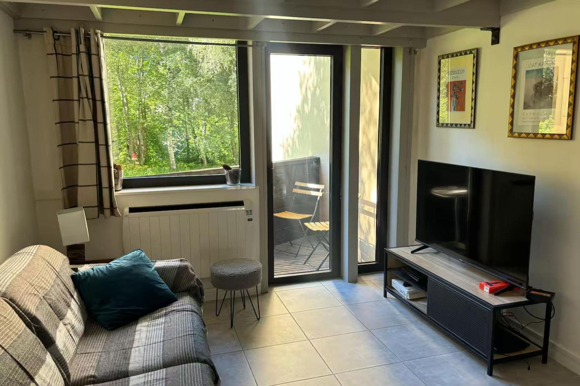 48m With Balcony And Mountain View! Apartment