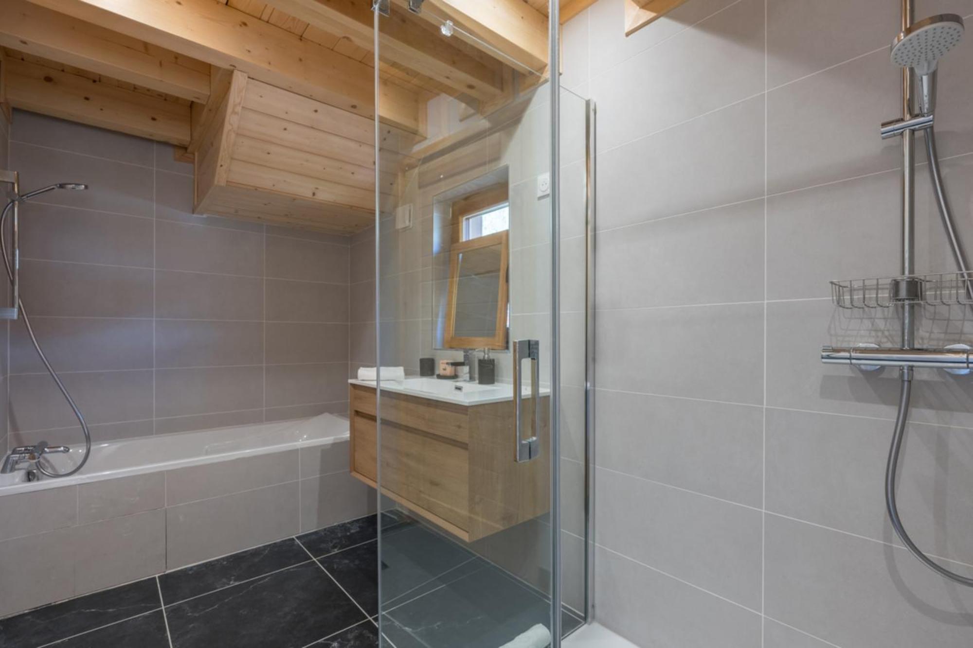 Large For 10 With Beautiful Garden Chalet