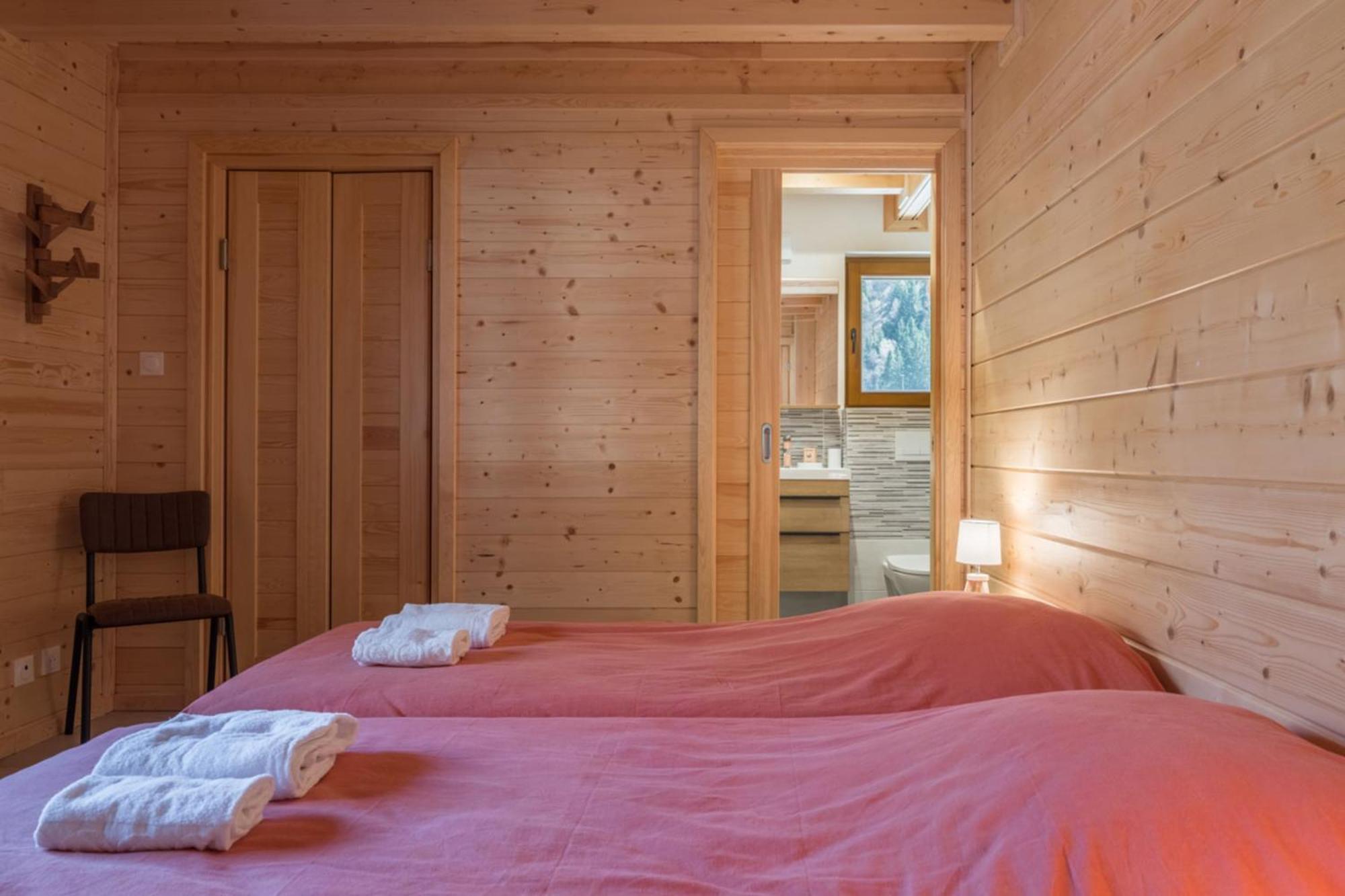 Large For 10 With Beautiful Garden Chalet *