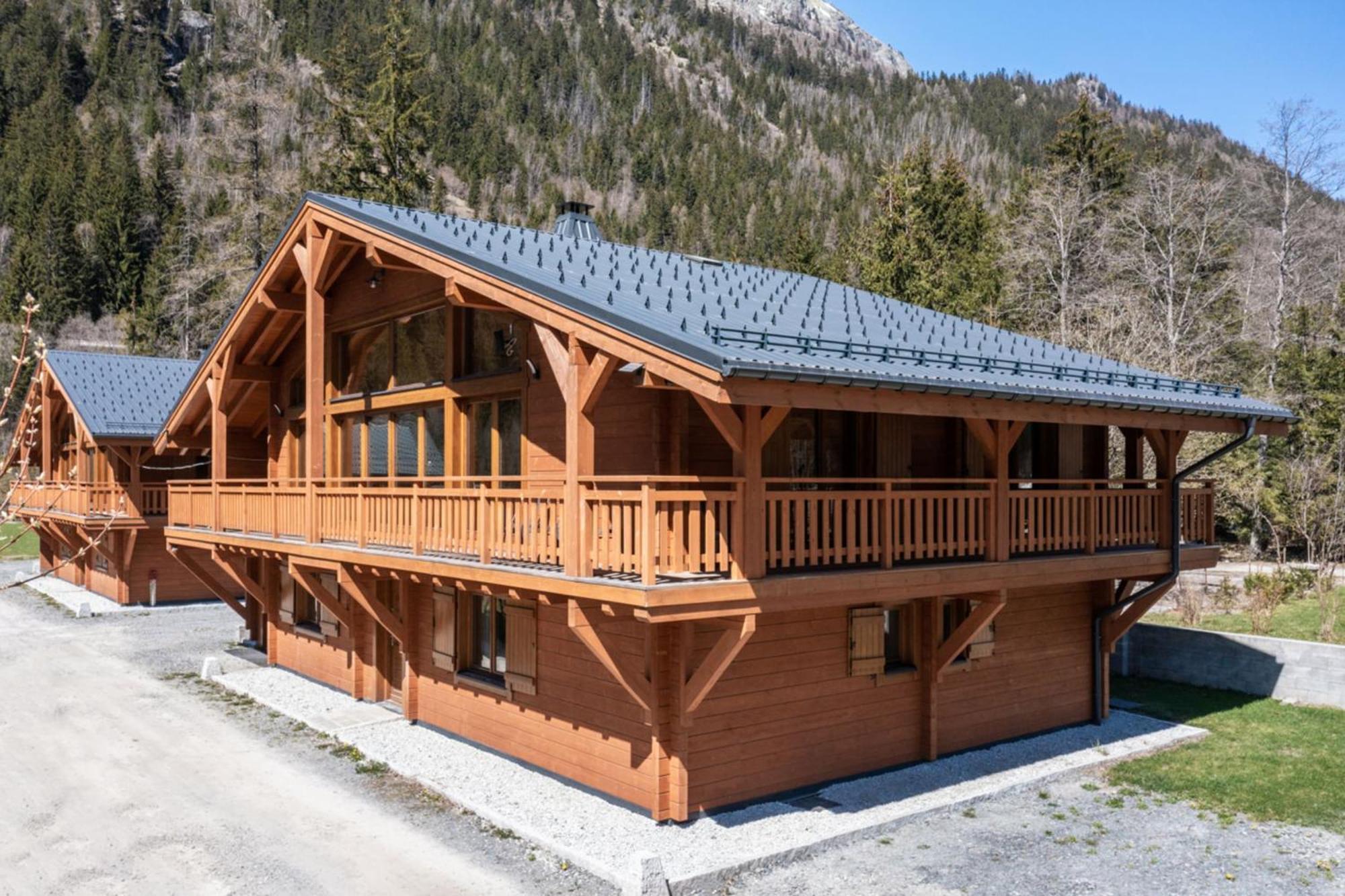 Large For 10 With Beautiful Garden Chalet *