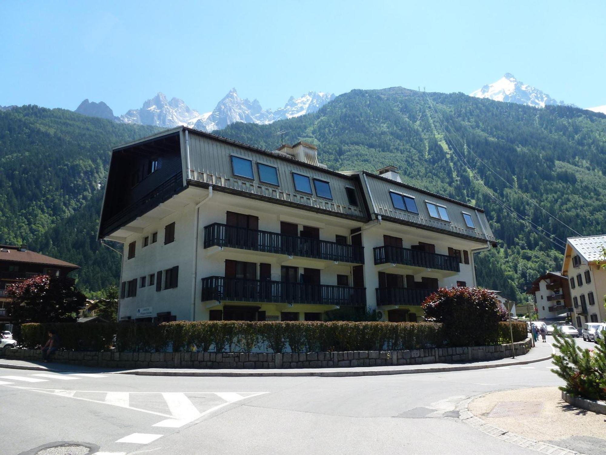 Apartment Superbe 3 Etoiles A Chamonix, 2 Chambres, Balcon, Cheminee Deco, Parking Et Wi-fi - Fr-1-343-197
