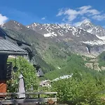 Chalet Falcon With Hot Tub - In A Great Location!