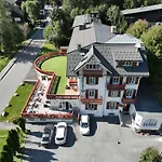 Chalet Hotel La Sapiniere