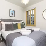 Chalet Suisse - Alpes Travel - Central Chamonix - Sleeps 4