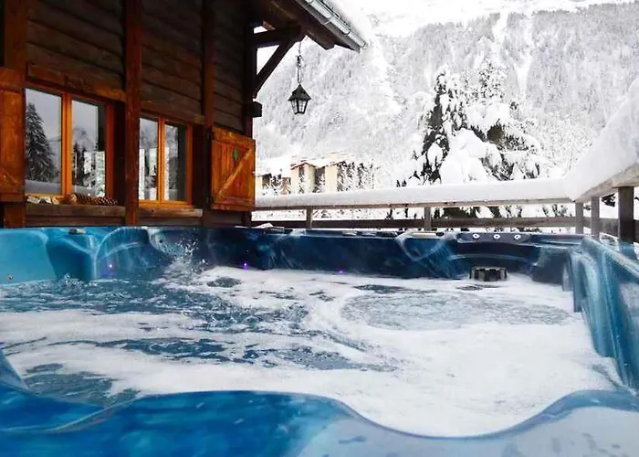 Chalet Falcon With Hot Tub - In A Great Location!