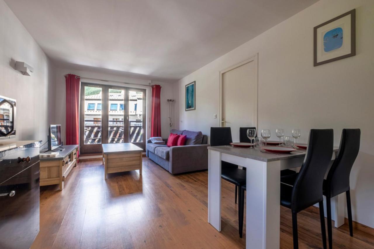 Apartment Modern With Balcony In The Center Of *