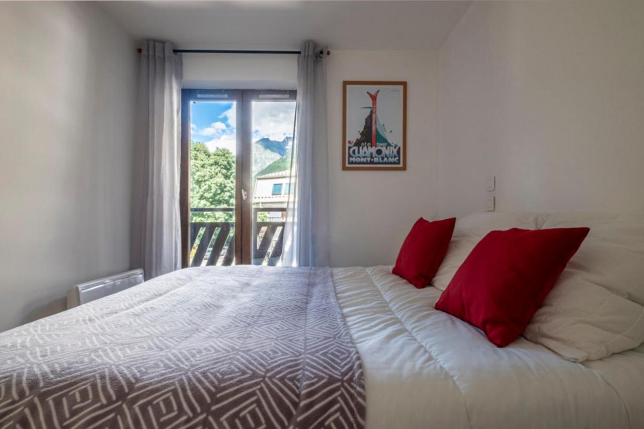Modern With Balcony In The Center Of Apartment