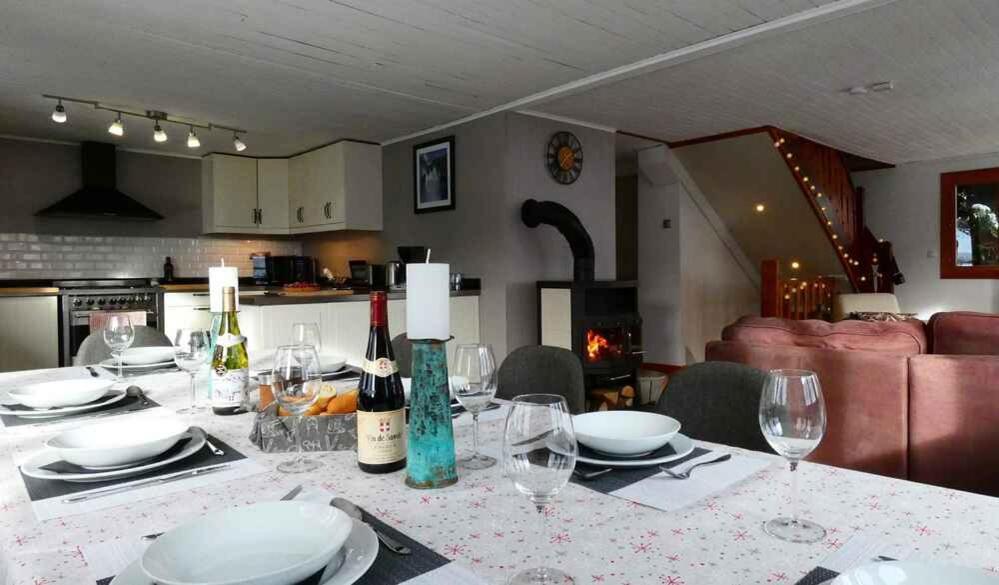 Chalet Falcon With Hot Tub - In A Great Location!