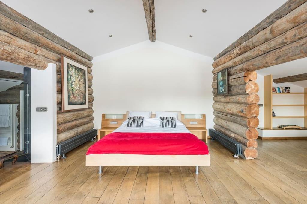 Spectacular Chalet With 5 Ensuite Bedrooms And Sauna