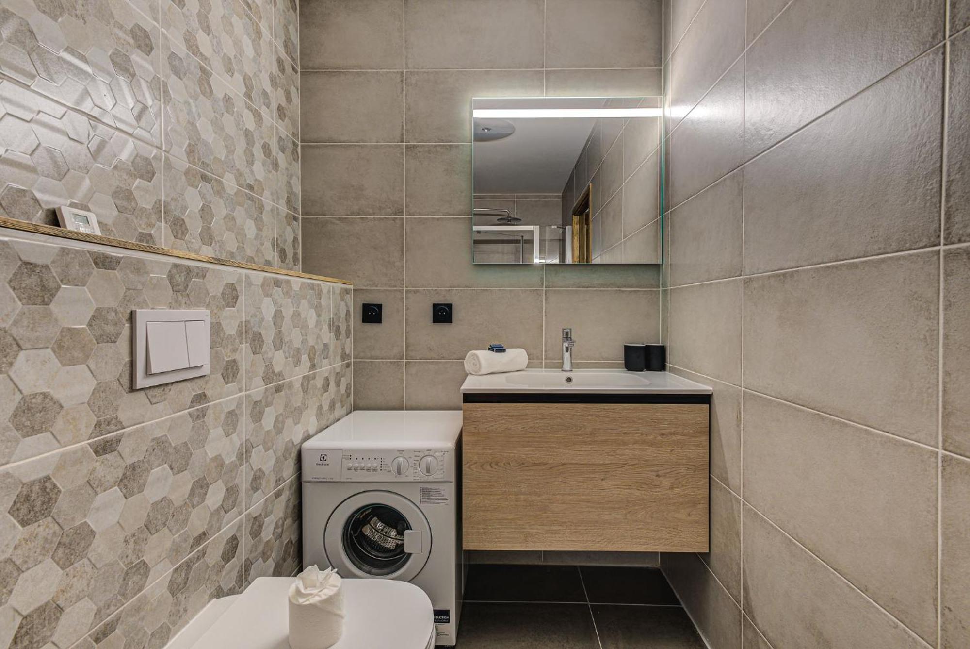 Apartment White Pearl A05 Modern Alpes Travel Sleeps 4 To 6 *