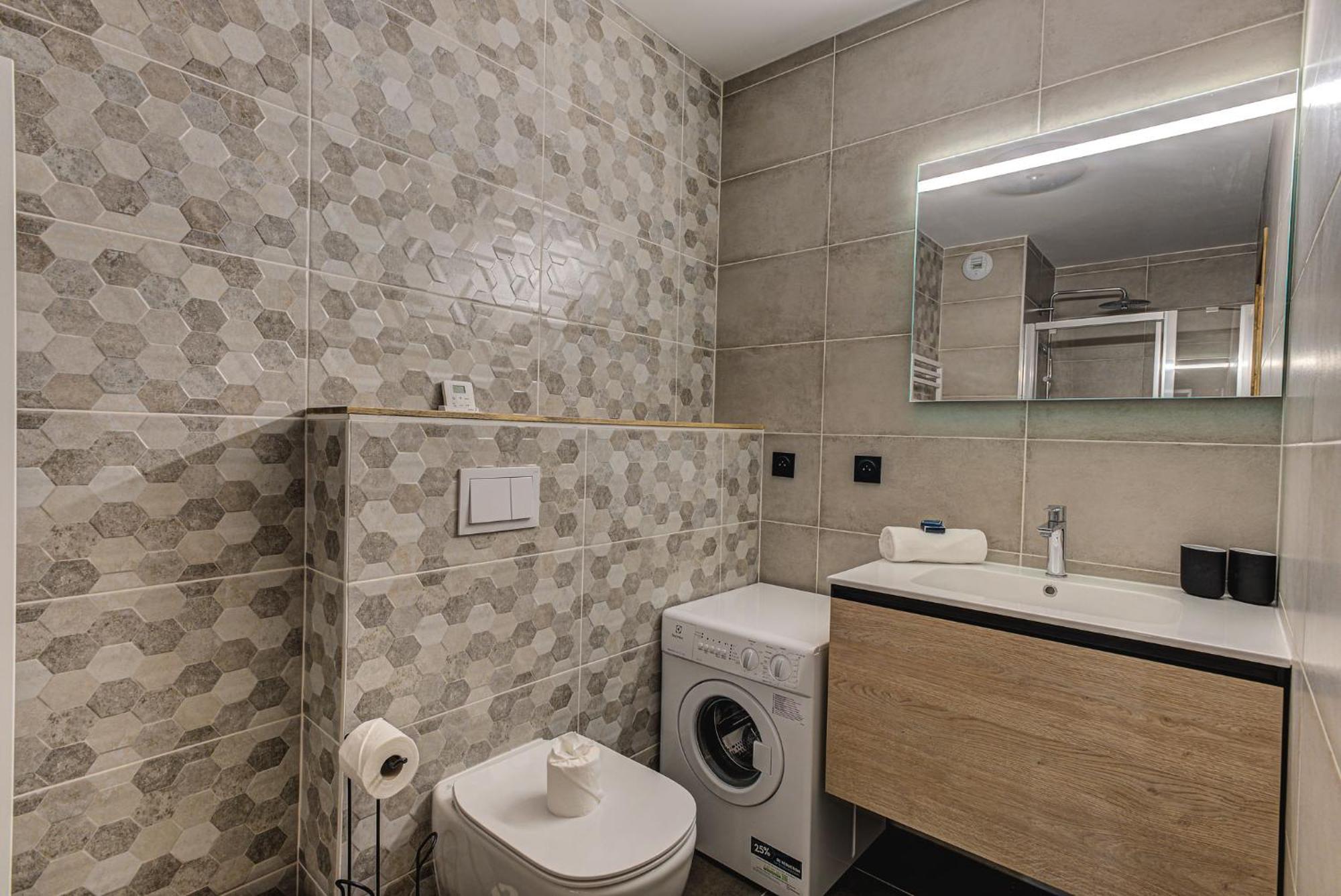 White Pearl A05 Modern Alpes Travel Sleeps 4 To 6 Apartment
