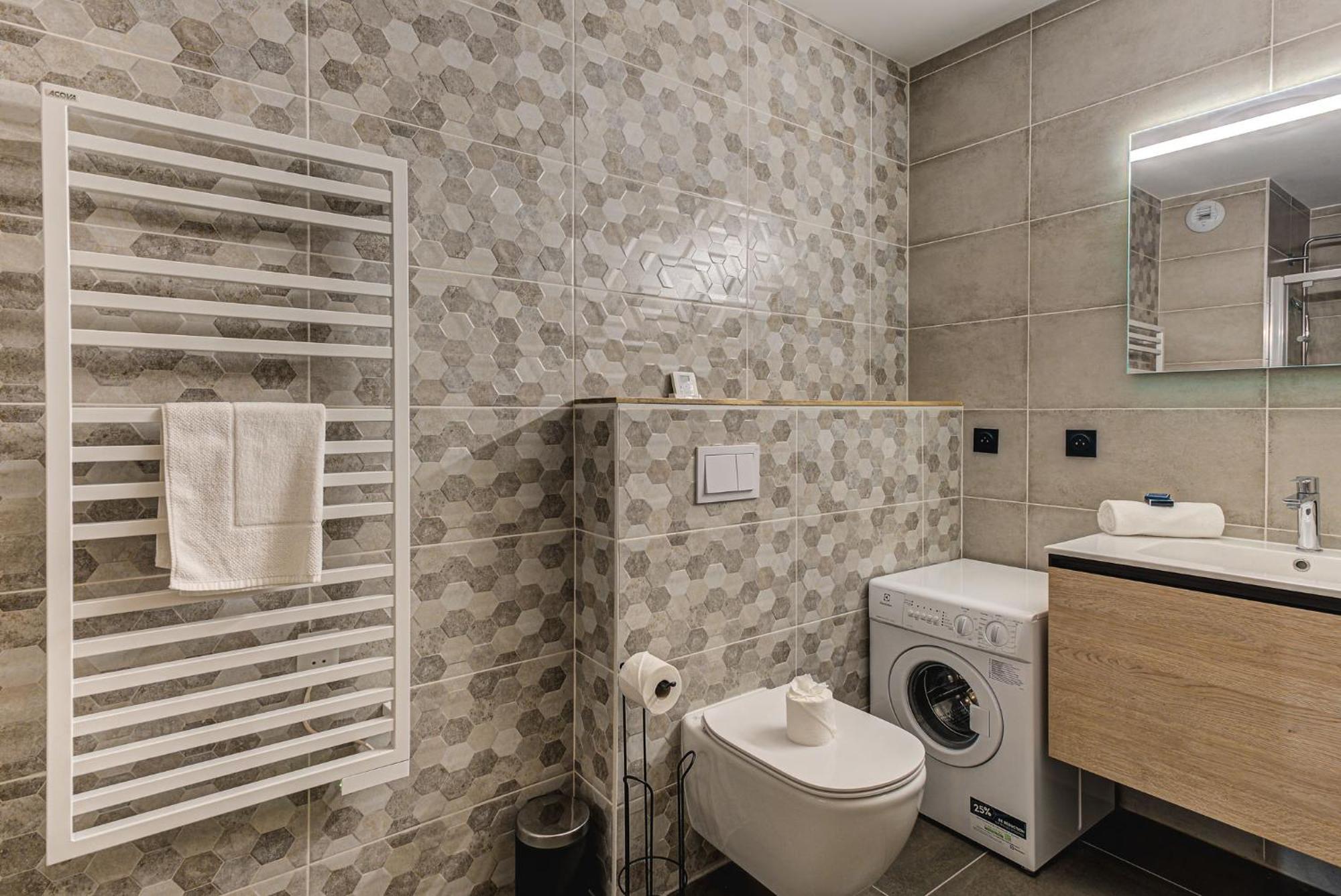 White Pearl A05 Modern Alpes Travel Sleeps 4 To 6