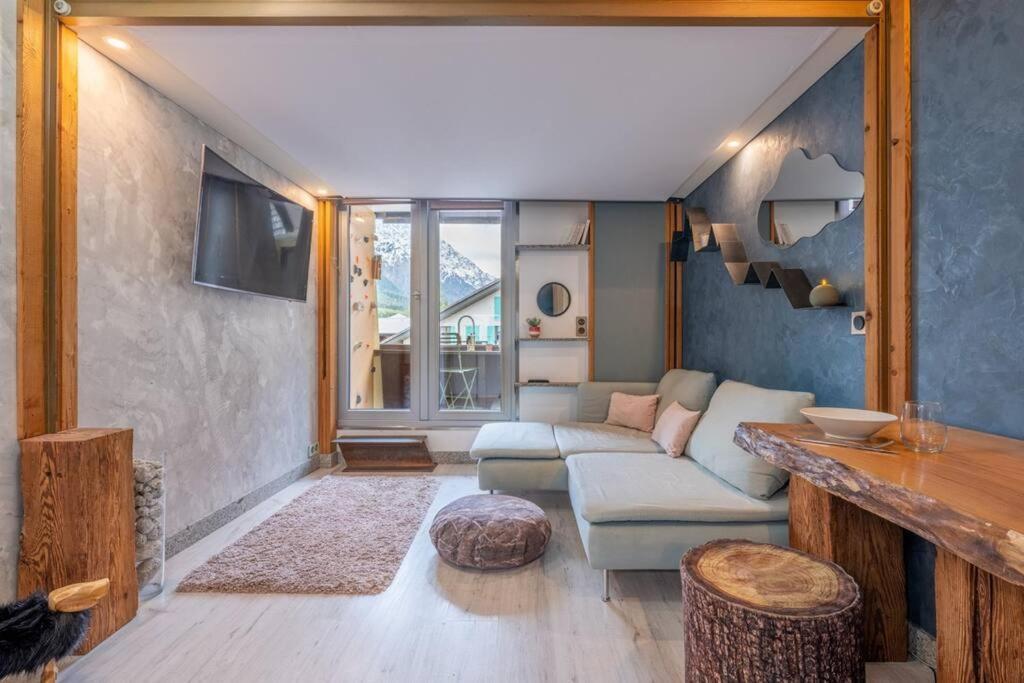 Lognan- New In The Center - By Cozee Apartment