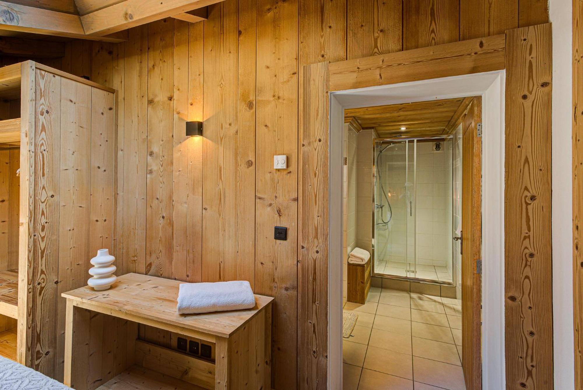 Apartment Soleil, Alpes Travel, Argentiere, Sleeps 9 Chamonix