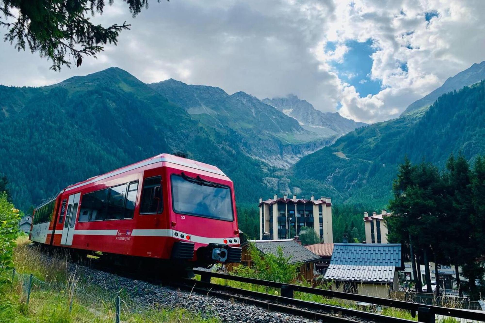 48m With Balcony And Mountain View!