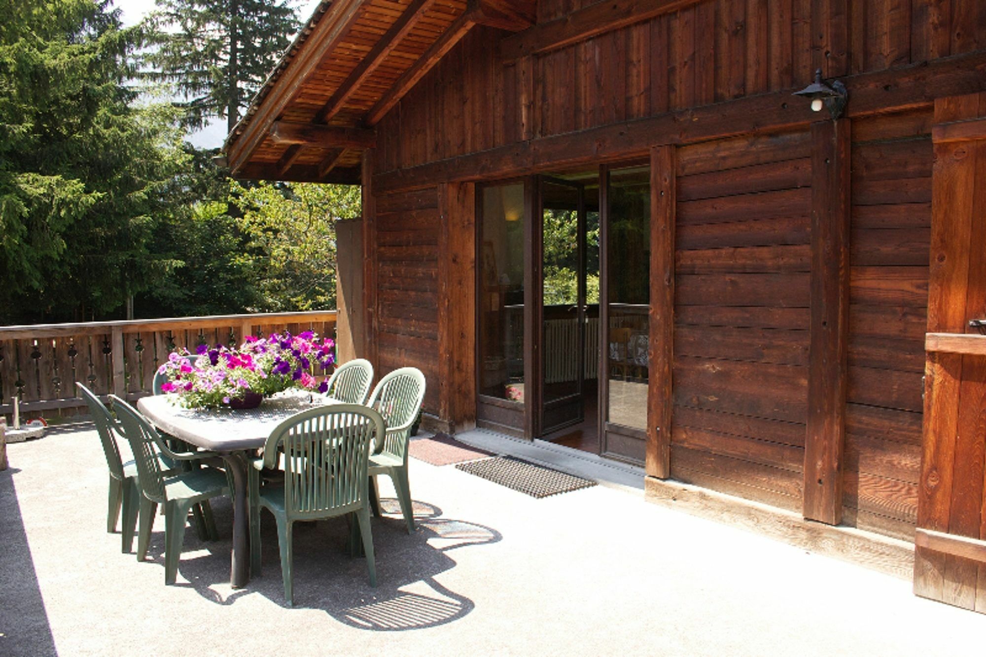 With 3 Bedrooms In Chamonix-mont-blanc, With Wonderful Mountain Chalet 2*